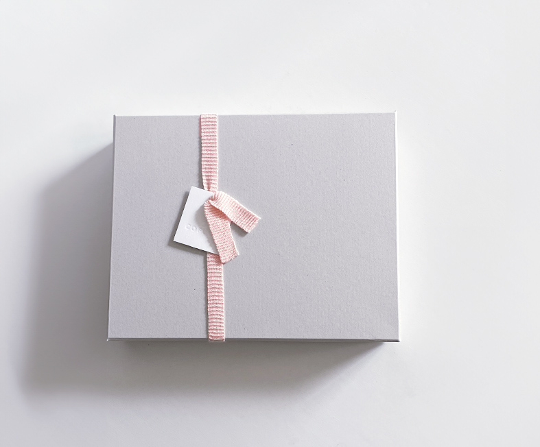 やさしさを贈る、国産ベビー服ブランド「cofucu」（コフク）のギフトラッピングをご紹介します。